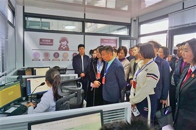 在昆明中院訴前調(diào)解工作室內(nèi)，代表們觀(guān)摩法官線(xiàn)上調(diào)解。
