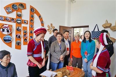  在大理法院喜洲法庭，代表們與“金花調(diào)解員”共同探討民族特色調(diào)解工作方法。