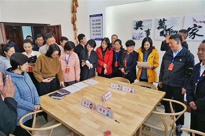  在劍川法院家事調(diào)解室內(nèi)，該院制作的《離婚證明書(shū)》引起了代表們的關(guān)注。