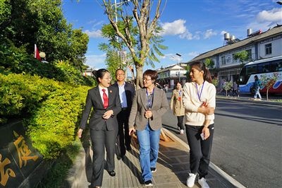  全國(guó)人大代表王爭(zhēng)（右一）、張海鷗（右二）向法官了解民族特色調(diào)解工作機(jī)制。