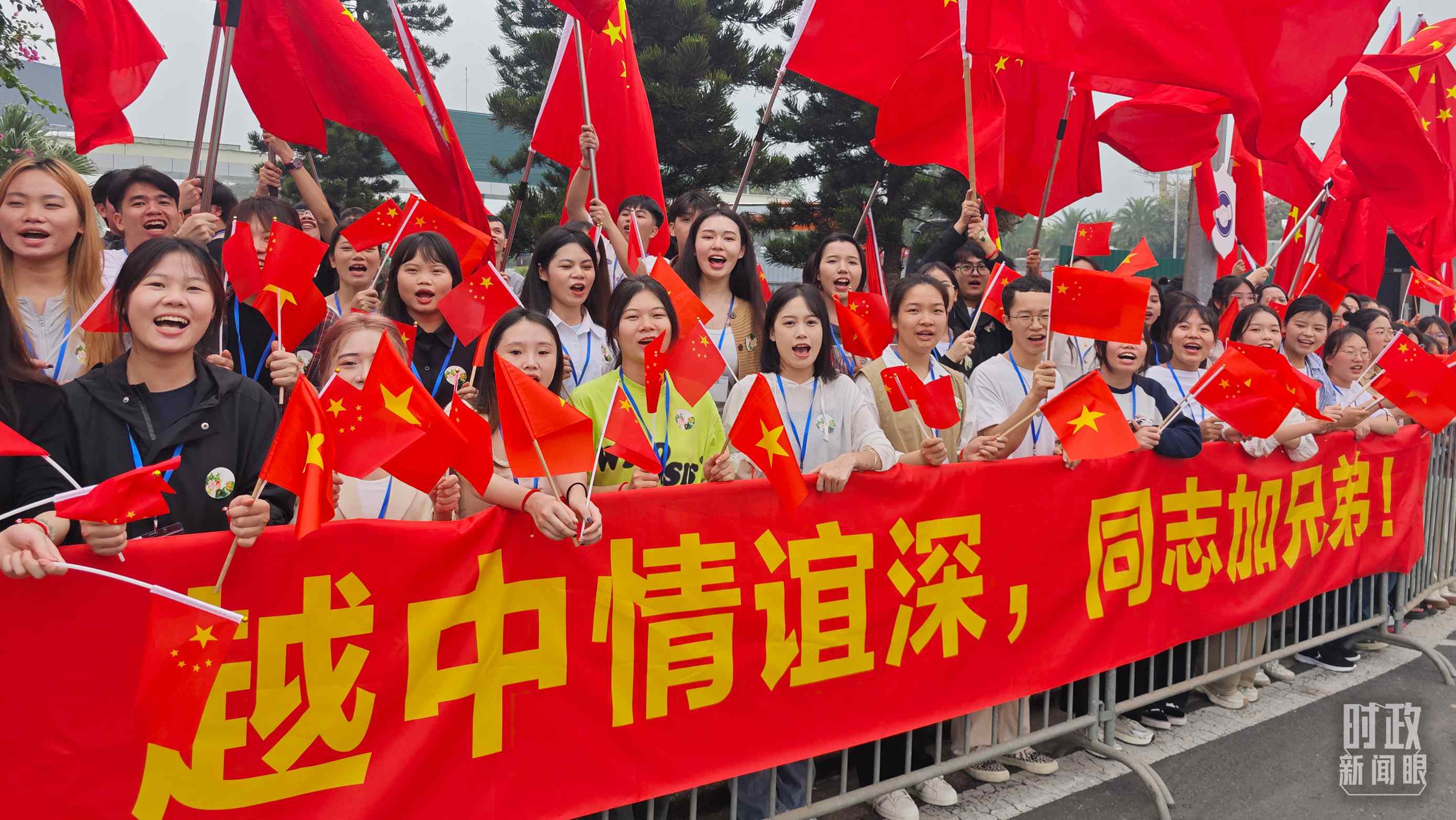 △習(xí)近平乘車從機場赴下榻飯店途中，許多人自發(fā)聚集在道路兩旁，揮舞兩國旗幟，表達(dá)熱烈歡迎。（總臺央視記者耿小龍拍攝）