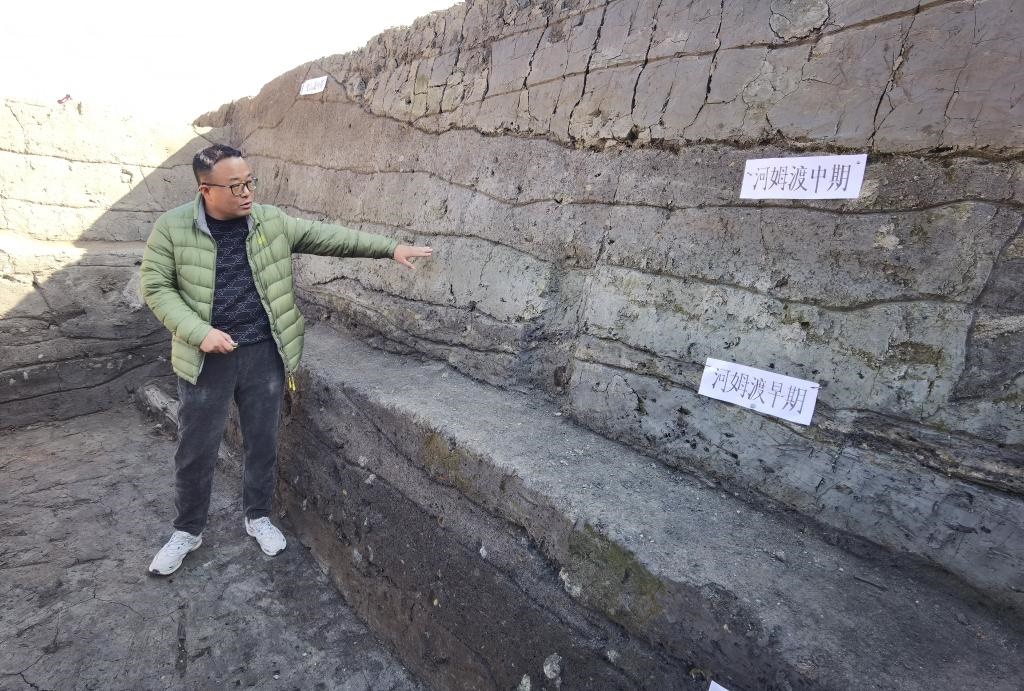 12月14日，汶溪遺址發(fā)掘項(xiàng)目現(xiàn)場負(fù)責(zé)人雷少介紹遺址整體情況。新華社記者顧小立 攝