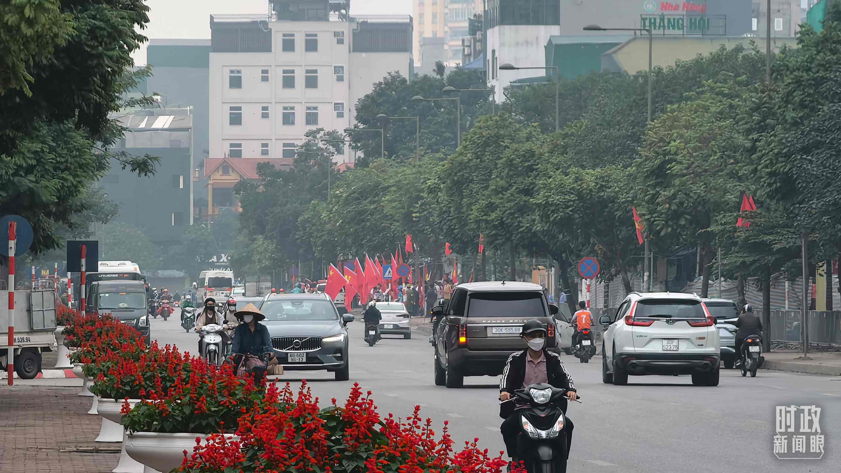 △河內(nèi)街道兩側(cè)的中越兩黨兩國旗幟。（總臺央視記者韓銳拍攝）