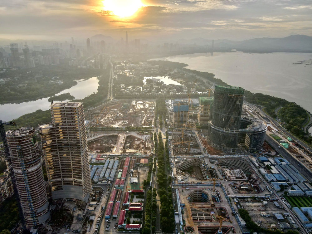 位于深圳市南山區(qū)的深圳灣超級總部基地建設(shè)現(xiàn)場（無人機照片，2023年8月26日攝）。新華社記者 周科 攝
