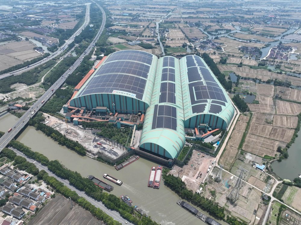這是江蘇蘇州市常熟市龍騰特種鋼有限公司碼頭料場屋頂光伏（無人機照片，2023年6月9日攝）。新華社記者 季春鵬 攝