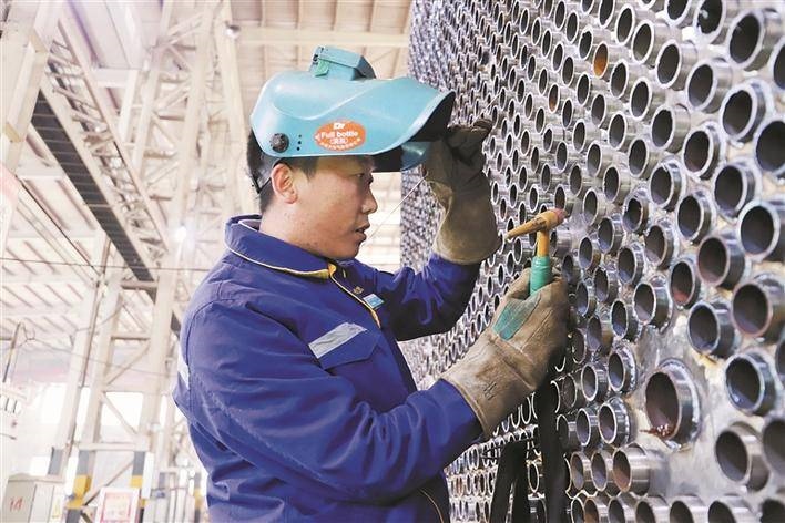 邵旭鵬在車間進行電焊作業(yè)。受訪者供圖