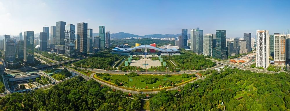這是在廣東省深圳市拍攝的深圳市民中心和蓮花山公園一線（2020年10月2日攝，無人機照片）。新華社記者 梁旭 攝