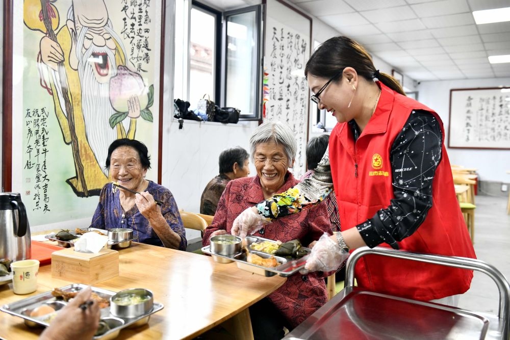 在山東省乳山市城區(qū)街道騰甲莊村幸福食堂，志愿者為老人們配送午餐（2023年6月24日攝）。新華社記者 郭緒雷 攝