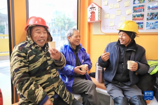 12月16日，幾名戶外勞動者在位于浙江舟山市的一家“勞動者驛站”里喝姜茶驅(qū)寒。