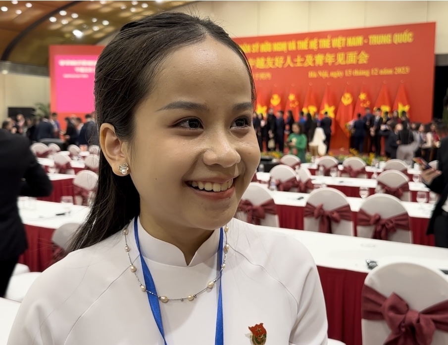 越南青年代表黎月瓊接受記者采訪。
