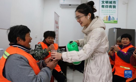 12月16日，在浙江省湖州市德清縣乾元鎮(zhèn)環(huán)衛(wèi)工人愛心驛站，志愿者為環(huán)衛(wèi)工人倒紅糖姜茶。