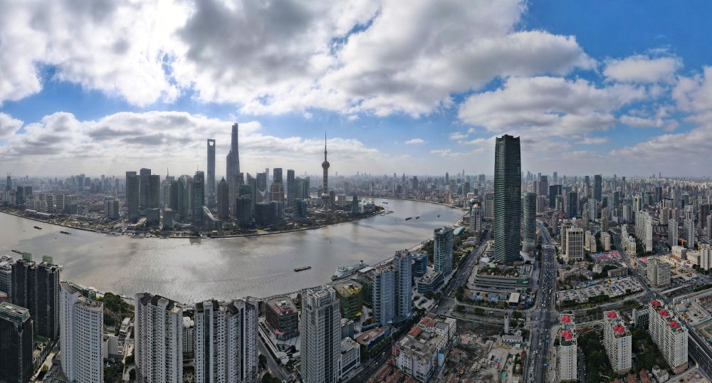 從上海虹口區(qū)北外灘空中俯瞰中國（上海）自由貿(mào)易試驗區(qū)陸家嘴片區(qū)（2023年1月10日攝，無人機全景照片）。新華社記者 方喆 攝