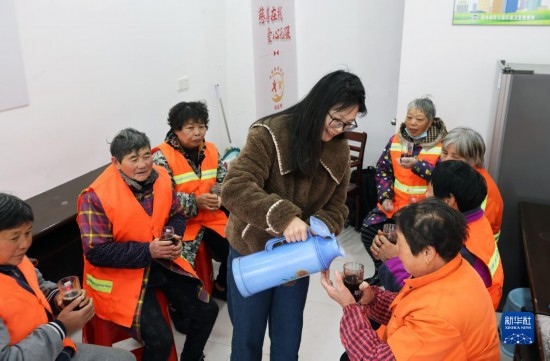 12月16日，在浙江省湖州市德清縣乾元鎮(zhèn)環(huán)衛(wèi)工人愛心驛站，志愿者為環(huán)衛(wèi)工人倒紅糖姜茶。