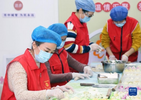 12月16日，在山東省棗莊市市中區(qū)城管藍職工志愿服務(wù)驛站，愛心志愿者為戶外勞動者包水餃。