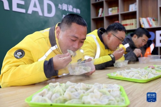 12月16日，在山東省棗莊市市中區(qū)城管藍職工志愿服務(wù)驛站，戶外勞動者吃上熱氣騰騰的水餃。