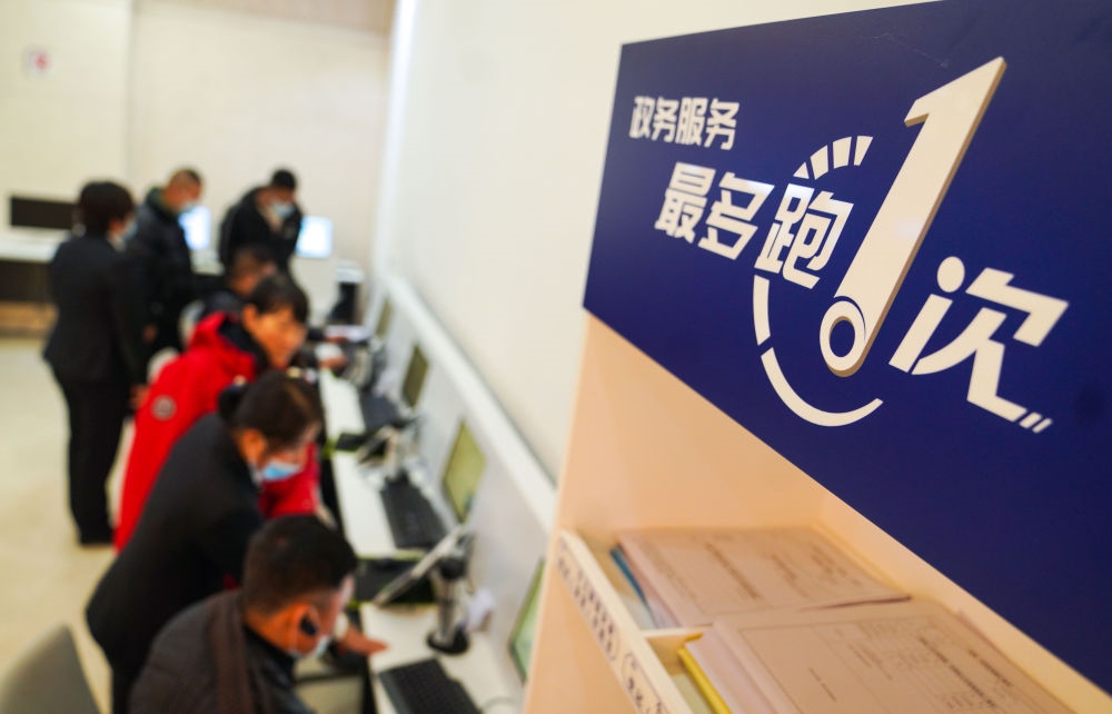 在吉林省長春市二道區(qū)政務(wù)服務(wù)中心輔助填報區(qū)，市民在工作人員的輔助下進行事項填報（2020年11月23日攝）。新華社記者 許暢 攝