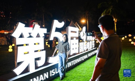 12月16日，觀眾在第五屆海南島國際電影節(jié)開幕式現(xiàn)場拍照留念。