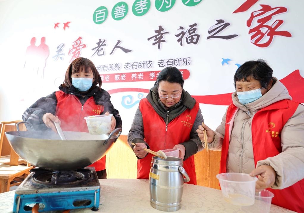 12月17日，在山東省臨沂市沂南縣銅井鎮(zhèn)杜山社區(qū)孝善食堂，志愿者們在為社區(qū)內(nèi)獨居和行動不便的老人煮水餃。 新華社發(fā)（王彥冰 攝）