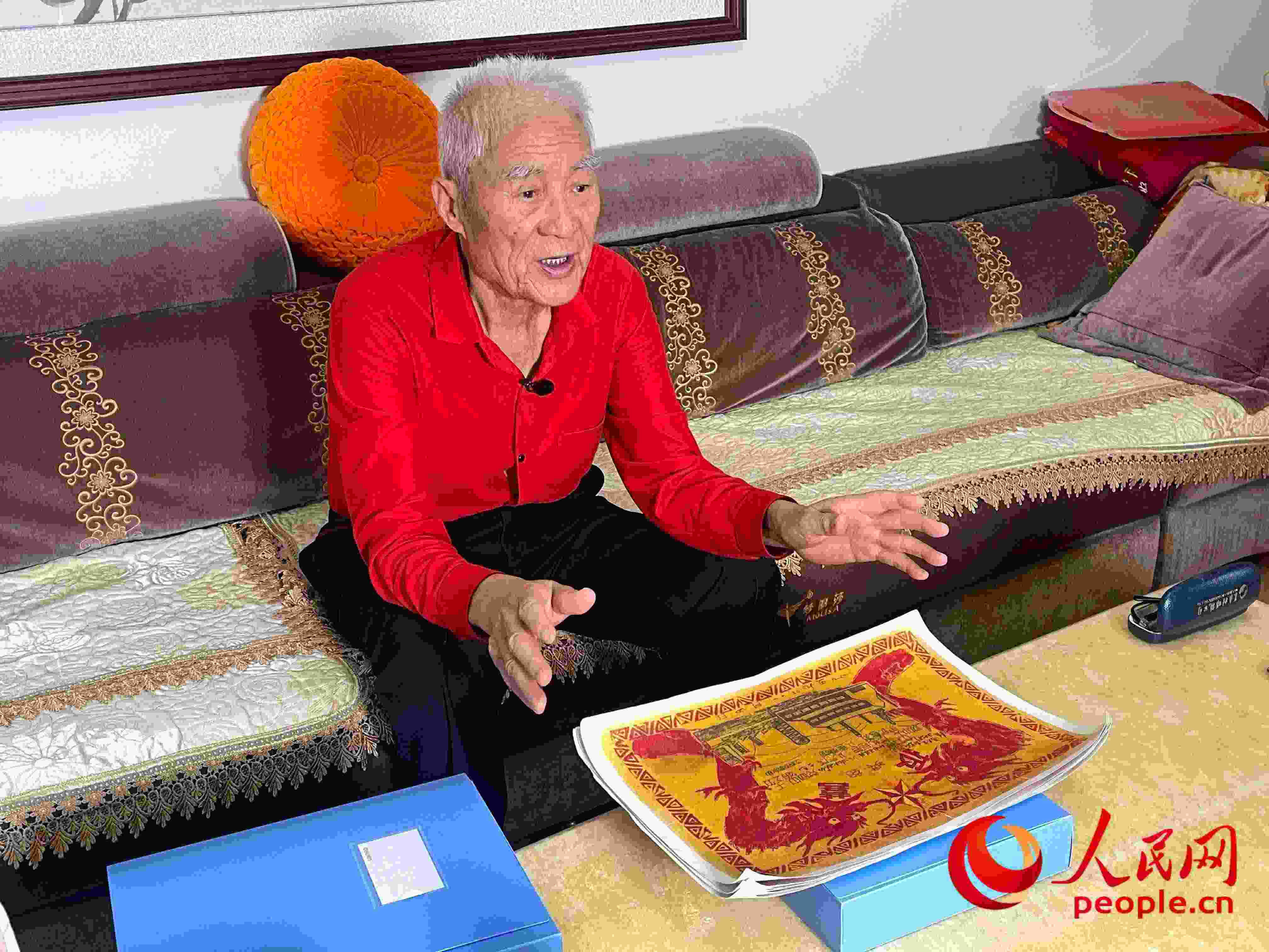馬太生向采訪團講述自己獲得獎狀的經(jīng)歷。人民網(wǎng) 周靜圓攝
