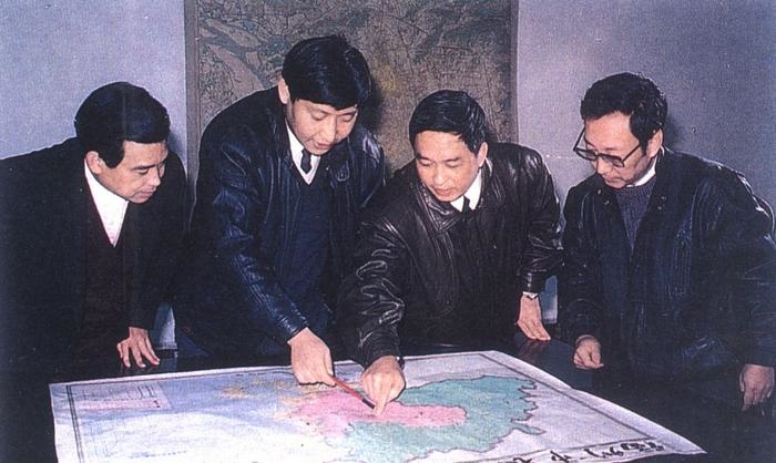 1991年12月，習(xí)近平與同事討論福州市戰(zhàn)略規(guī)劃設(shè)想。