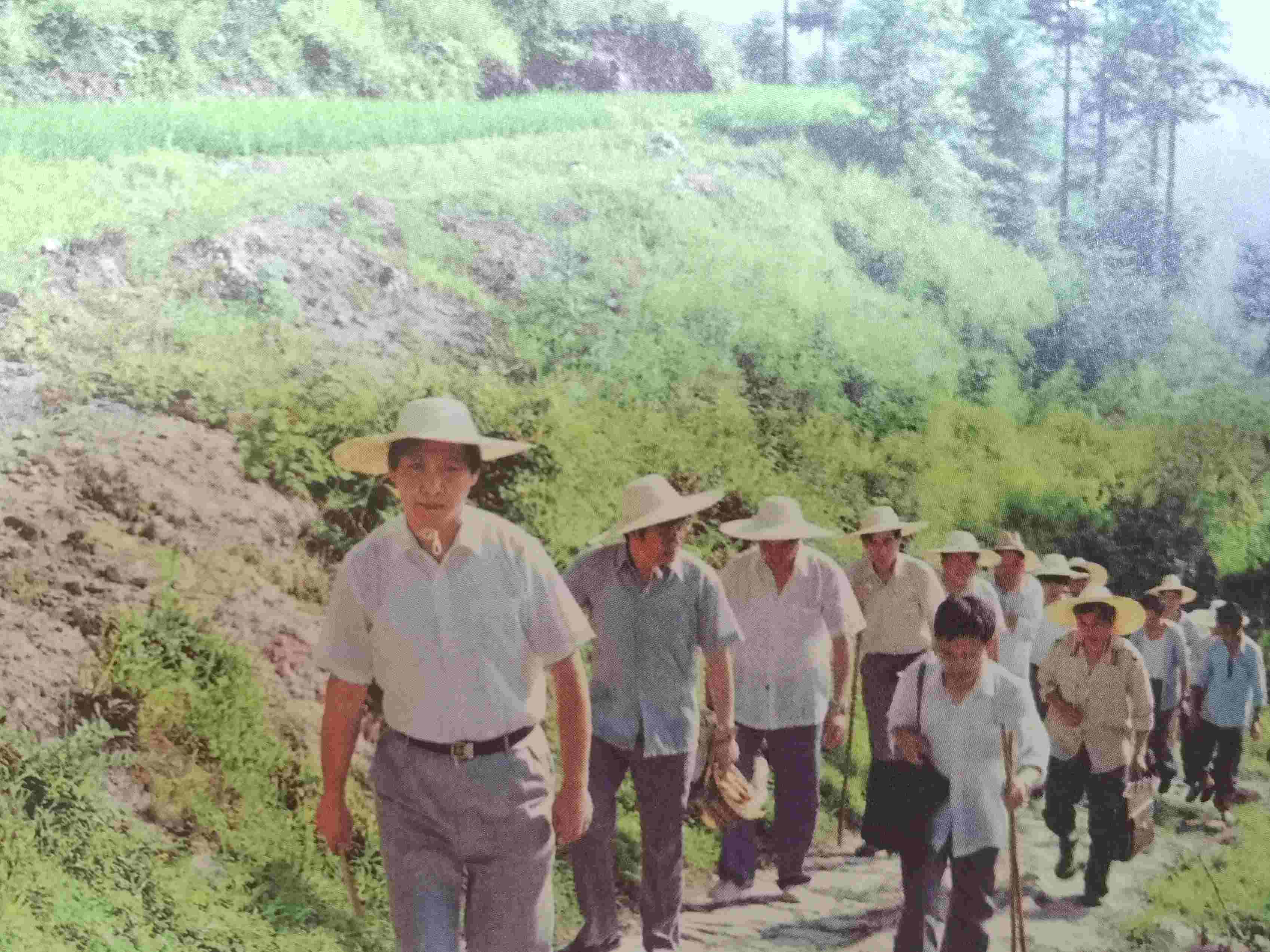 1989年7月，習(xí)近平冒著酷暑，帶頭步行到下黨鄉(xiāng)調(diào)研。
