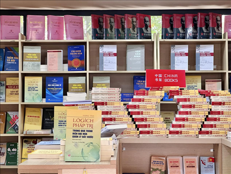 中國(guó)主題圖書亮相越南河內(nèi)書街。中國(guó)圖書進(jìn)出口（集團(tuán)）有限公司供圖