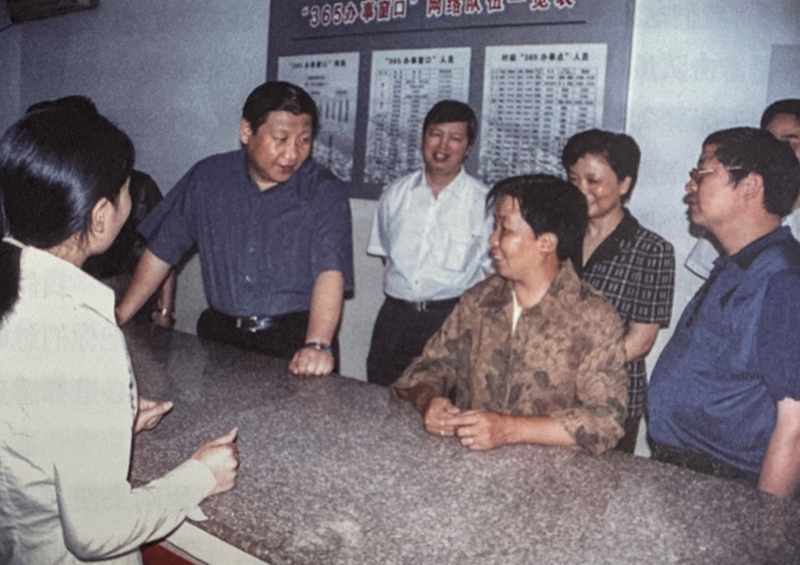 2003年6月，習(xí)近平在浙江金華市磐安縣新渥鎮(zhèn)“365辦事窗口”調(diào)研。