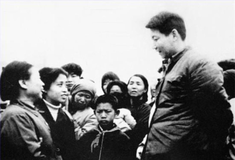 1983年，時(shí)任中共正定縣委書記的習(xí)近平同趙村群眾交談。