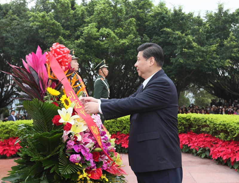 2012年12月8日，習(xí)近平在深圳蓮花山公園向鄧小平銅像敬獻(xiàn)花籃。