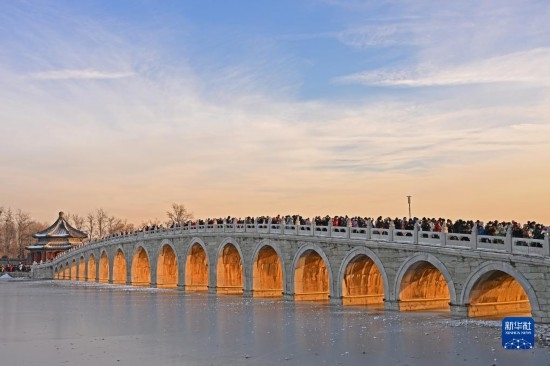 這是12月22日拍攝的頤和園十七孔橋“金光穿洞”景象。