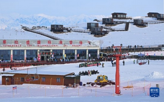 隨著新雪季的到來，那拉提國際滑雪場迎來眾多游客（(12月21日攝）。