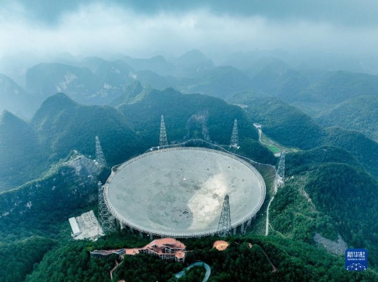 這是2023年7月26日拍攝的“中國(guó)天眼”全景（無人機(jī)照片，維護(hù)保養(yǎng)期間拍攝）。 新華社記者 歐東衢 攝