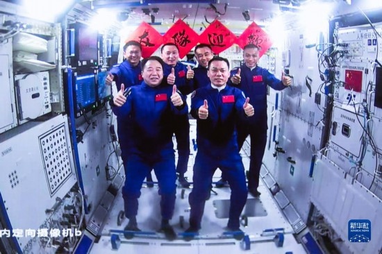 這是2023年10月26日在北京航天飛行控制中心拍攝的神舟十六號(hào)航天員乘組與神舟十七號(hào)航天員乘組“全家?！薄?新華社發(fā)（韓啟揚(yáng) 攝）