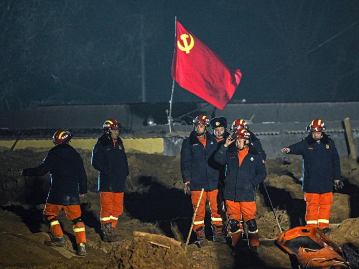 2023年12月21日，救援隊(duì)員在青海省海東市民和回族土族自治縣中川鄉(xiāng)金田村現(xiàn)場(chǎng)救援。新華社記者 張龍 攝