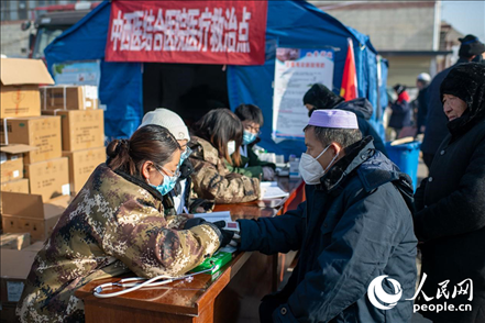 12月22日，在積石山縣大河家鎮(zhèn)大河村安置點的醫(yī)療救治點，醫(yī)生正在為群眾進行醫(yī)療問診。人民網(wǎng)記者 翁奇羽攝
