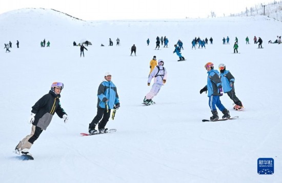 12月21日，游客在那拉提國際滑雪場滑雪。