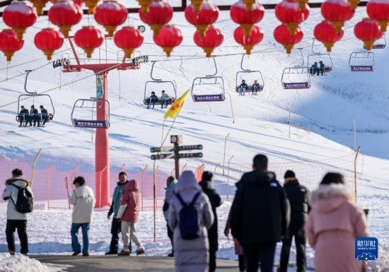12月21日，那拉提國際滑雪場迎來眾多游客。