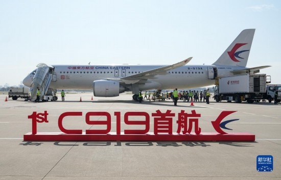 這是2023年5月28日在上海虹橋國(guó)際機(jī)場(chǎng)停機(jī)坪拍攝的C919飛機(jī)。當(dāng)日，由C919大型客機(jī)執(zhí)飛的東方航空MU9191航班平穩(wěn)降落在北京首都國(guó)際機(jī)場(chǎng)，標(biāo)志著該機(jī)型圓滿完成首個(gè)商業(yè)航班飛行，正式進(jìn)入民航市場(chǎng)，開啟市場(chǎng)化運(yùn)營(yíng)、產(chǎn)業(yè)化發(fā)展新征程。 新華社記者 丁汀 攝