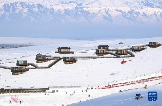 那拉提國際滑雪場旁新近落成的雪景星空民宿（12月21日攝）。