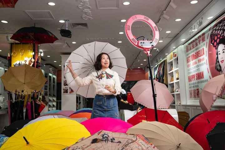 在義烏打拼了27年的商戶張吉英，正通過直播銷售雨傘。義烏市委宣傳部供圖