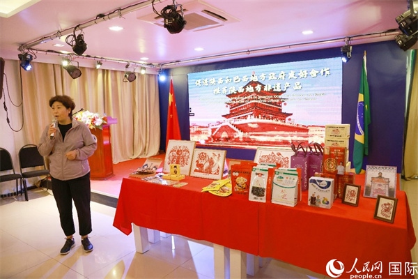 代表團(tuán)成員、咸陽市政協(xié)主席李曉靜向與會嘉賓介紹了陜西的特色產(chǎn)品。人民網(wǎng)記者 陳海琪攝