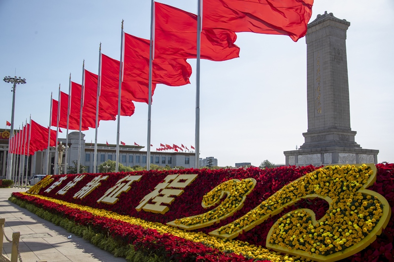 2022年10月16日，北京，中國共產(chǎn)黨第二十次全國代表大會(huì)開幕，人民大會(huì)堂外紅旗飄揚(yáng)。