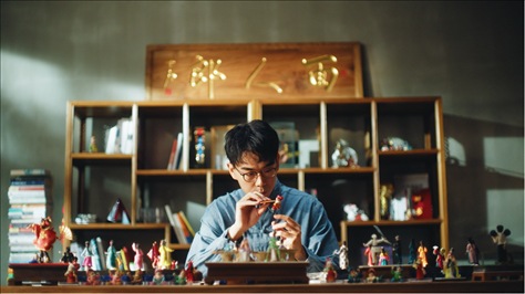 郎佳子彧通過(guò)短視頻直播，讓更多人關(guān)注并喜歡捏面人。受訪者供圖