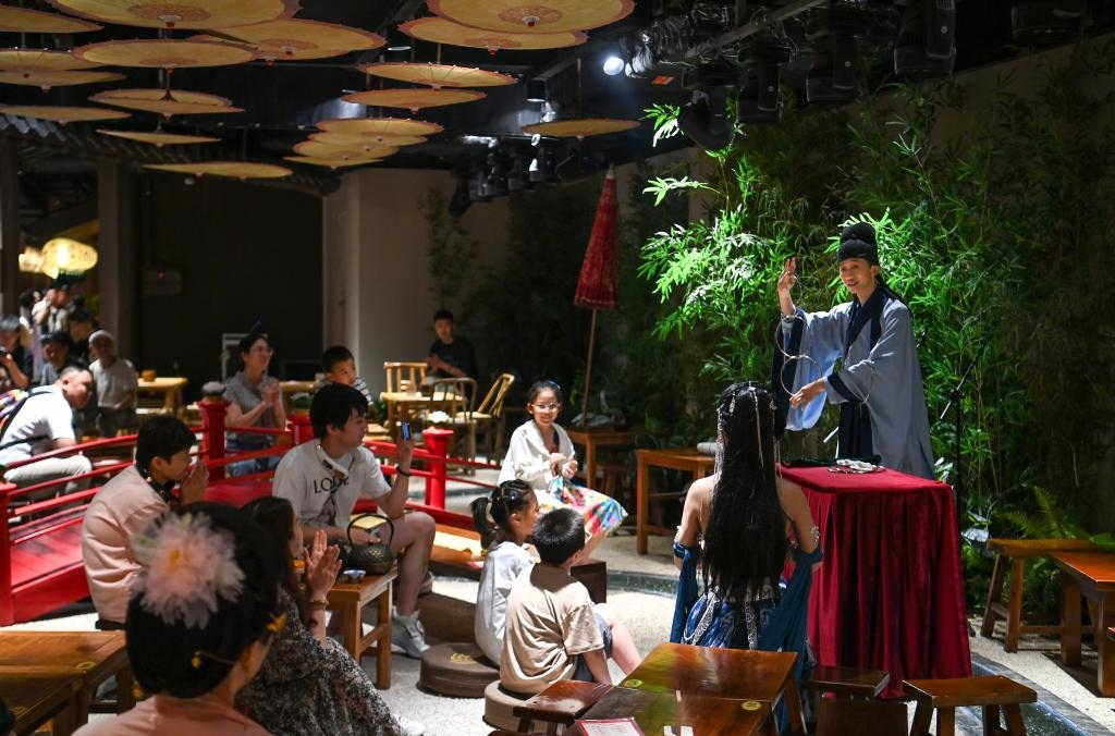 游客在長安十二時辰主題街區(qū)觀看唐風(fēng)演藝《大唐曲藝》。新華社記者鄒競一 攝