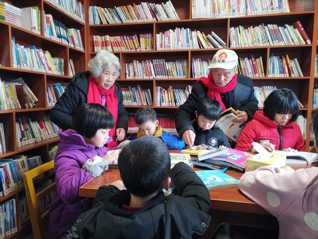 夏昭炎夫婦在譚家垅村的小書屋輔導(dǎo)小學(xué)生。（劉峰 攝）