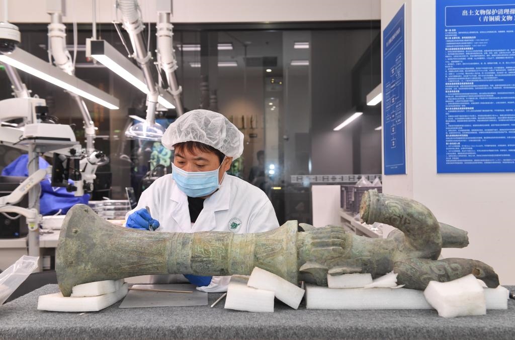 在三星堆博物館文物保護(hù)與修復(fù)館內(nèi)，工作人員在對文物進(jìn)行清理。新華社記者劉坤 攝