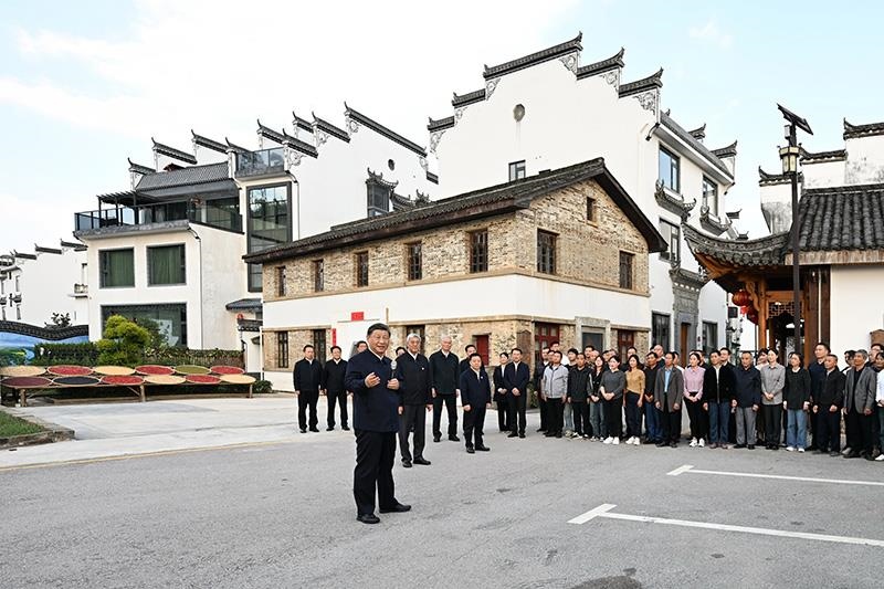 2023年10月11日，習近平總書記在江西上饒市婺源縣秋口鎮(zhèn)王村石門自然村考察。