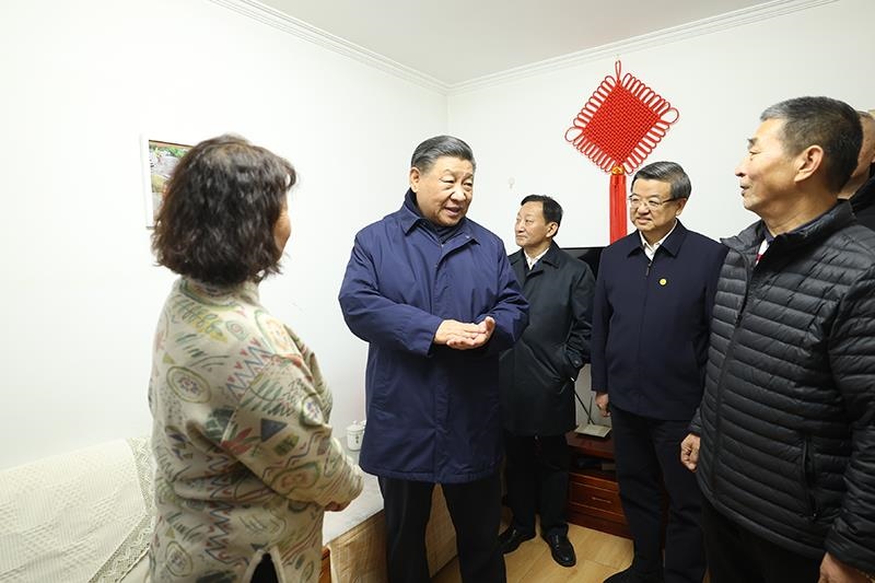 2023年11月10日，習近平總書記在河北保定涿州市永濟秀園小區(qū)居民董彩英家看望慰問。