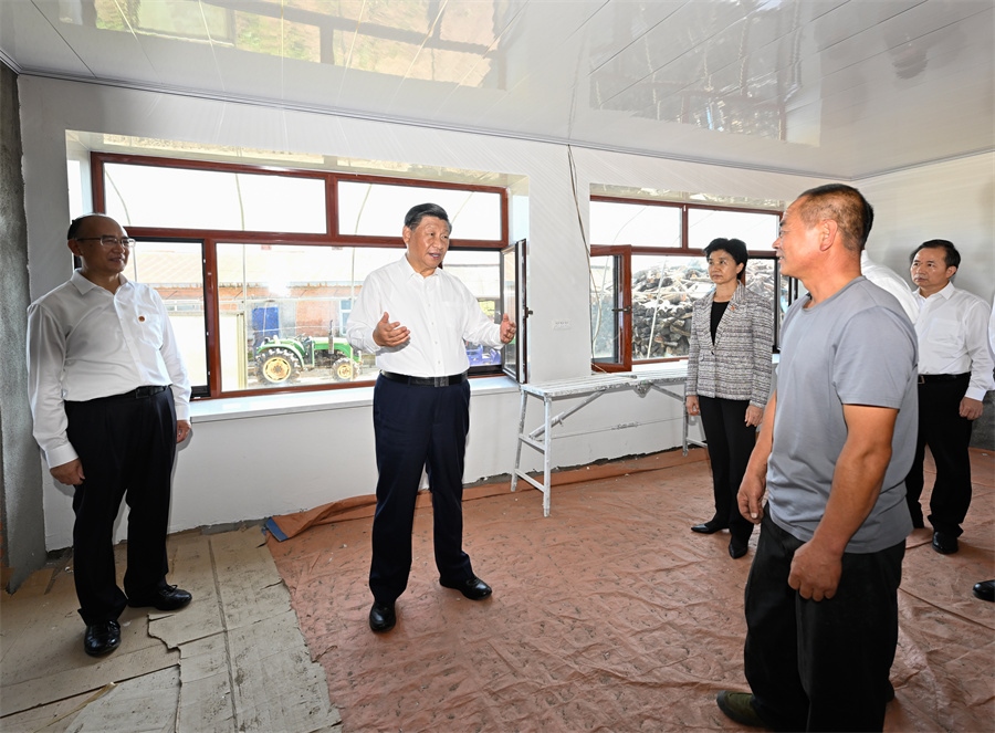 2023年9月7日，在遭受洪澇災(zāi)害的黑龍江尚志市老街基鄉(xiāng)龍王廟村，習近平總書記走進村民楊春貴家中，察看受損房屋修繕情況。