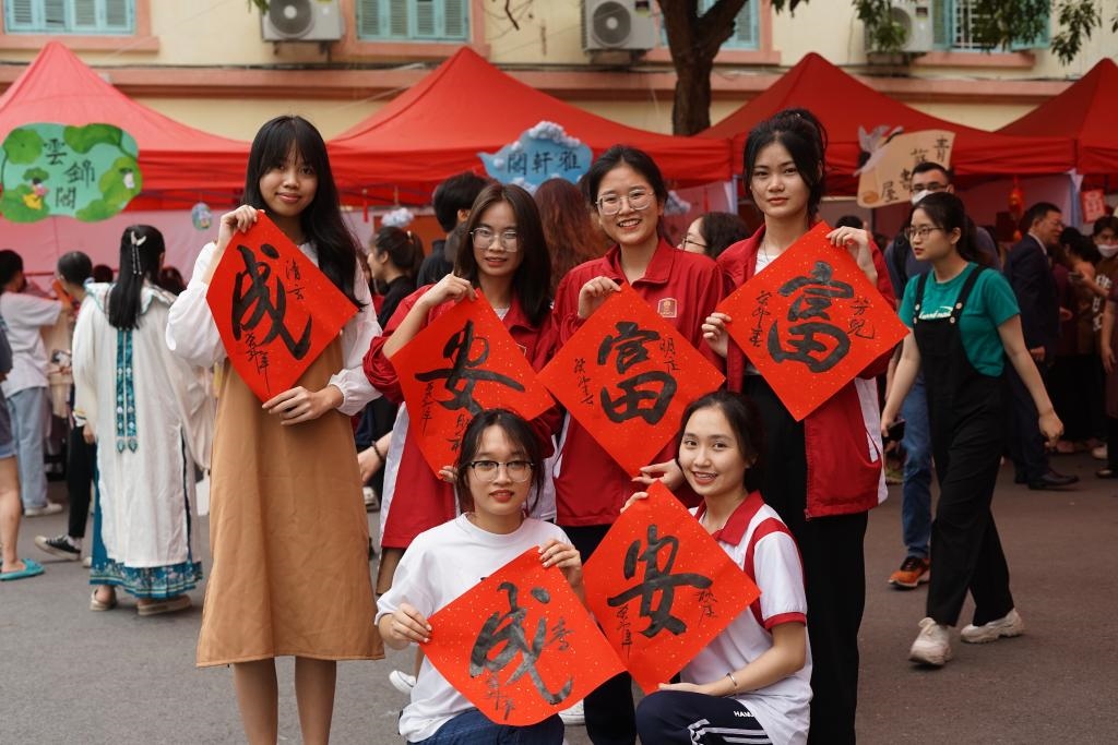 2023年4月21日，在越南河內(nèi)大學(xué)孔子學(xué)院，越南大學(xué)生展示漢字書(shū)法作品。新華社記者胡佳麗攝